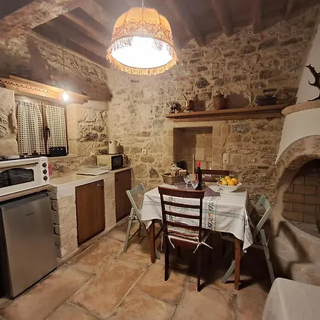 Thelya - Stone House Ferienhaus *