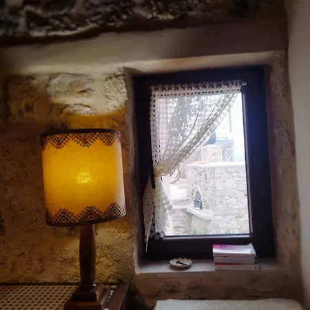 Thelya's Stone House Nyaraló
