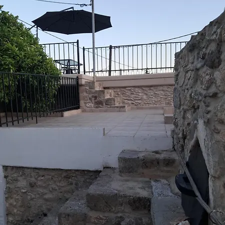Thelya's Stone House Apollona